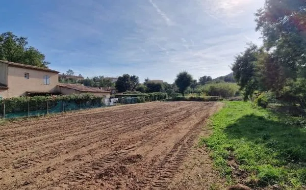 Terrain plat de 1 100 m2 au coeur des vignes