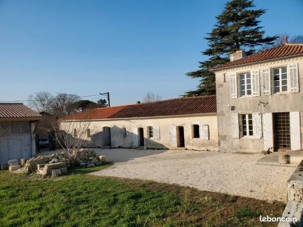 Propriété à mettre à votre goût - Maison et dépendances