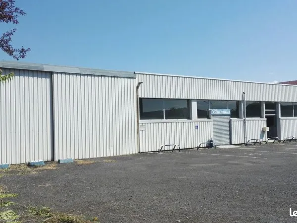 Local commercial de 528m2avec parking de 420m2