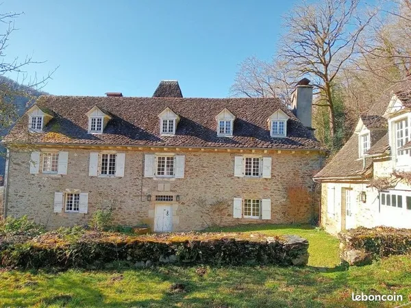 Manoir historique dans un milieu naturel préservé