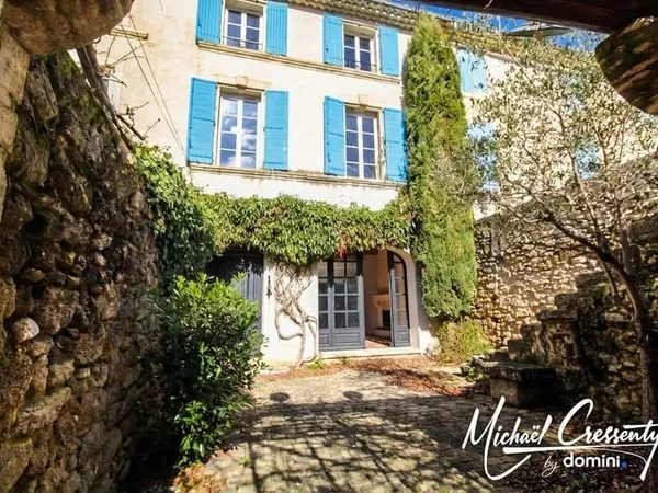 Authentique Maison de village 7 pièces de 180 m² avec cour pri