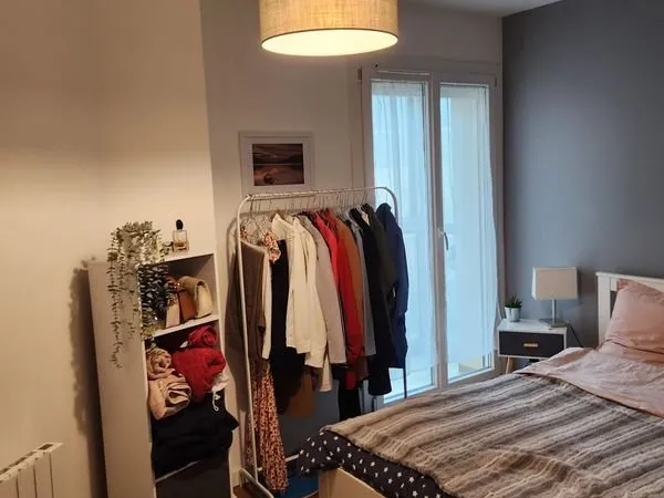 Chambre avec balcon à louer dans colocation idéalement située