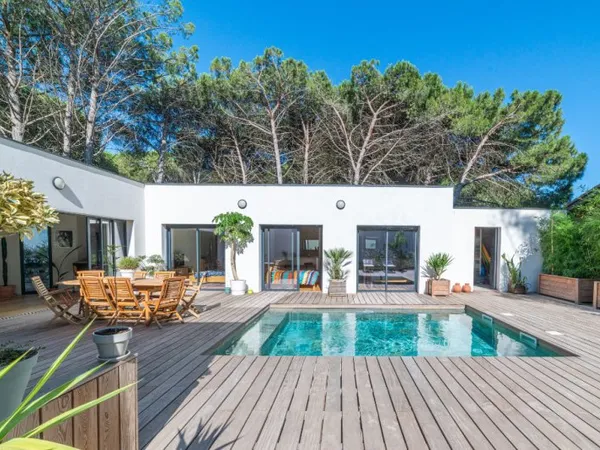 Lumineuse villa de plain-pied avec piscine et spa
