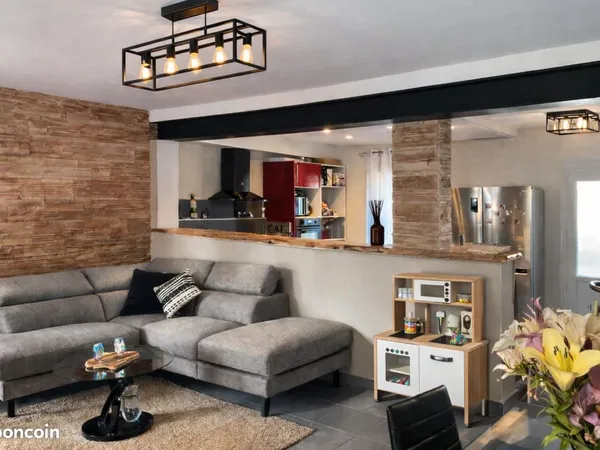 Maison rénovée, 104m carré, extérieur, garage et places de parking privées