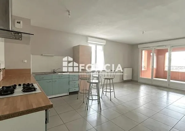 Magnifique T3 proche toutes commodités, très beau volume pour la pièce de vie, appartement lumineux 