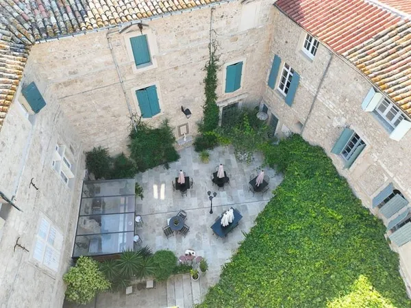Résidence ségneuriale du XI-ème siècle de 800m²