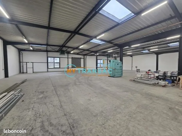 Local bureaux 892 m²