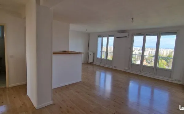 DÉCINES-CHARPIEU - T3 79 m² - Rénové - Ascenseur - Balcon - Parking - Cave - Résidence sécurisée