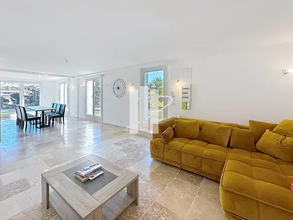 Appartement 4 pièces en rez de jardin avec piscine privative