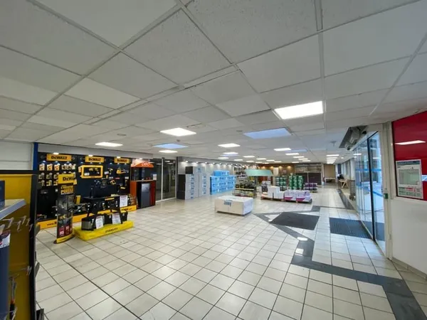 À LOUER - SHOWROOM / BUREAUX - ZAC DE MONTIÈRES - AMIENS (80)