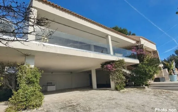 A vendre, villa d'Architecte avec Vue Mer et piscine à La Ciotat