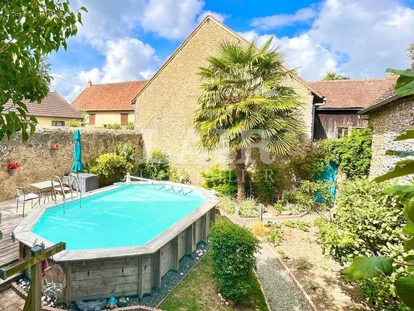 Maison ancienne de charme avec jardin, piscine et garage - Fresnay-sur-Sarthe