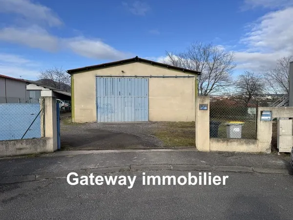A LOUER ENTREPÔT AVEC BUREAUX 200M2 À ROMAGNAT 63540