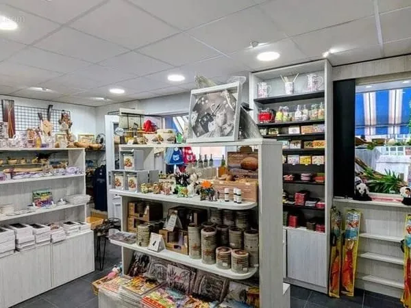 COTIGNAC - Fonds de commerce avec murs (stock en supplément)