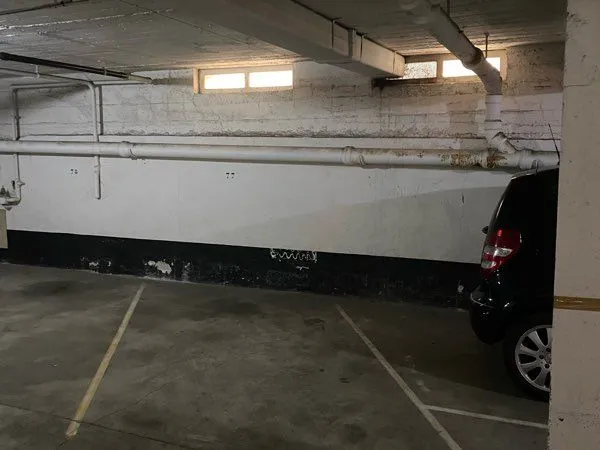 Rare à St Jean de Luz : place de Parking en s/sol d'une résidence face à la Baie