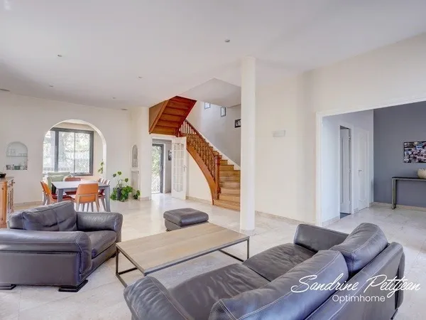 A vendre maison bourgeoise de 228m² - 6 chambres - jardin - Saint Priest Village