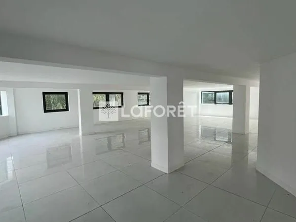 LOCAUX COMMERCIAUX OU BUREAUX RDC FORT DE FRANCE 150 M² DIVISIBLES en 3 lots