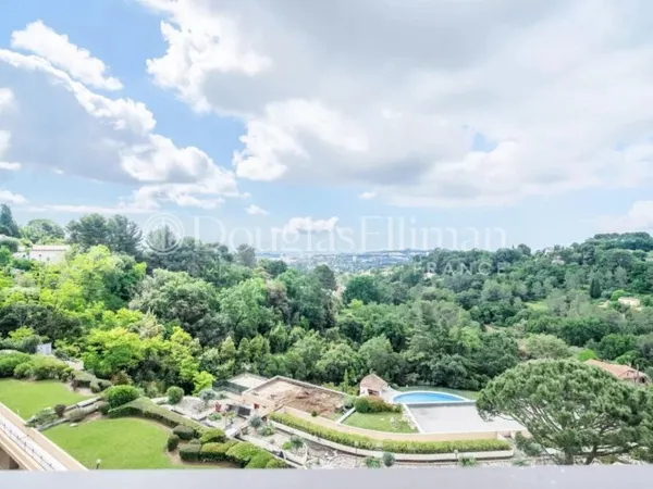 MOUGINS - Un élégant penthouse avec vue panoramique