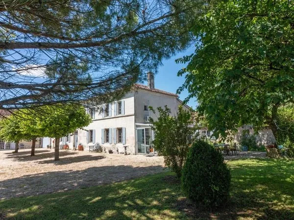 Belle maison charentaise dans un emplacement recherché