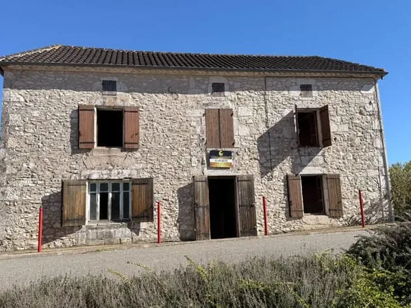 Maison en pierre, grange, terrain constructible de 4158m2