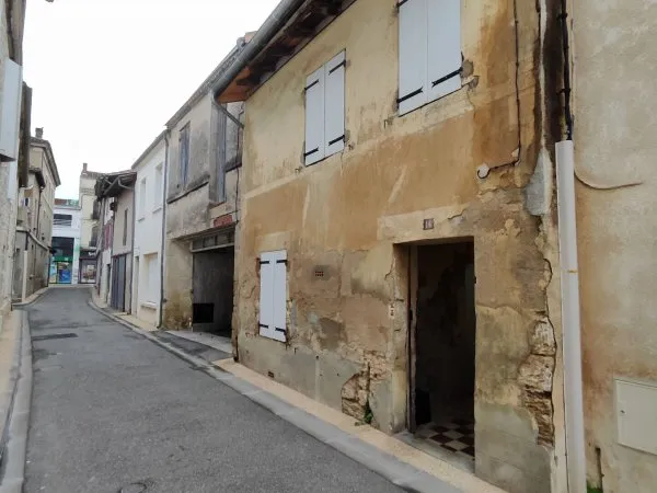 Maison de ville avec cour et grand garage