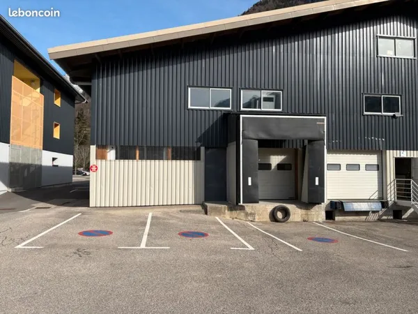 Location entrepôt atelier quai 131m2