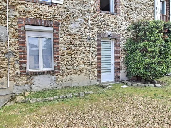 Appartement F3 avec cour et parking en rez-de-jardin proche EPERNON