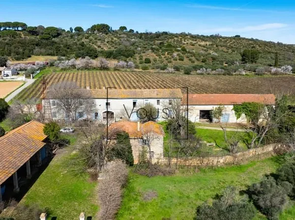 Mas de caractère à rénover [403 m2 habitables] - 735 m2 de dépendances - Terrain 8 000 m2 Portes de