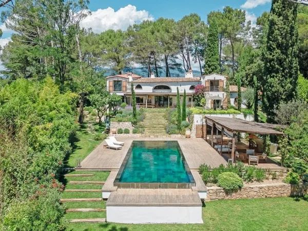 VILLA RÉNOVÉE VUE COLLINES