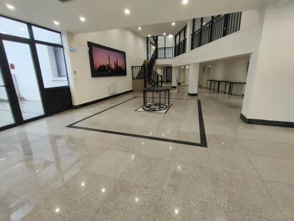 GRAND LOCAL D'ACTIVITE 300 M2 BUREAU, ENTREPOT, SHOW ROOM