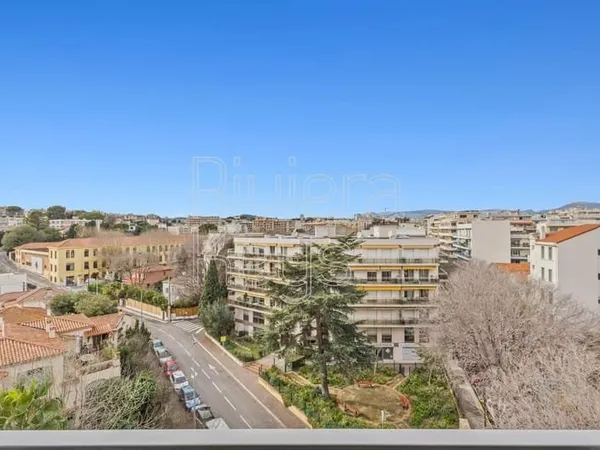 ANTIBES - Ilette : 4 pièces lumineux en étage élevé avec vue dégagée