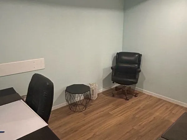Bureaux à louer dans salle de sport - 12m² - 390 (parking + accès salle inclus)