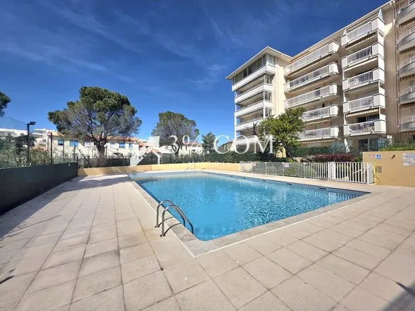 Appartement rénové avec piscine en centre-ville
