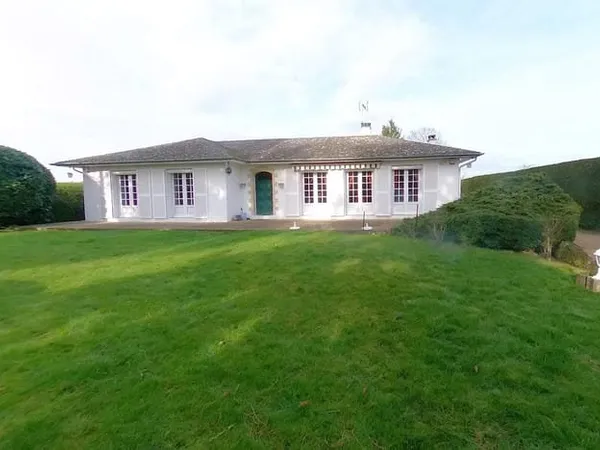 Maison familiale de 160 m² avec dépendances sur 2 000 m² de terrain - Parville