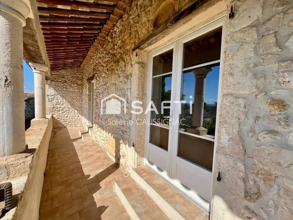 Maison de village rénovée avec garage et terrasse