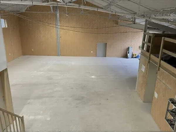 Local commercial 4 pièces 230 m²