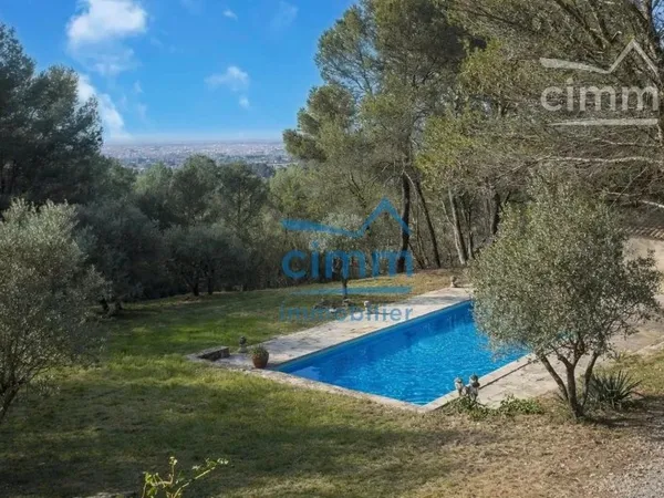 Propriété d’exception avec vue panoramique – Cadre rare à Carpentras
