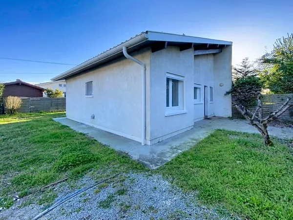 Maison mitoyenne avec garage et jardin, proche de toutes les
