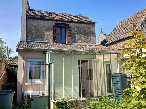 BLAINVILLE/ORNE. Maison avec terrain à restaurer.
