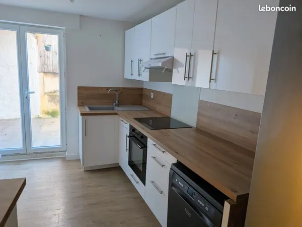 Maison de village 90m2 - 3 niveaux - terrasse - 2WC - parking à 50m- 95 000
