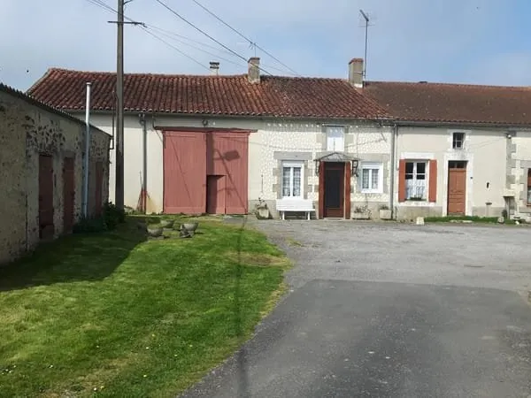 Hameau de 3 maisons et granges avec 5 hectares