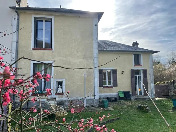 Charmante maison avec de beaux volumes à proximité des commodités