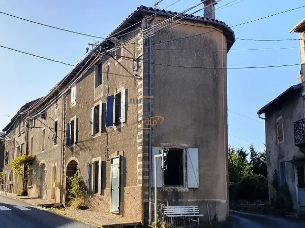 Vente maison de village à rénover avec garage et terrain non attenant
