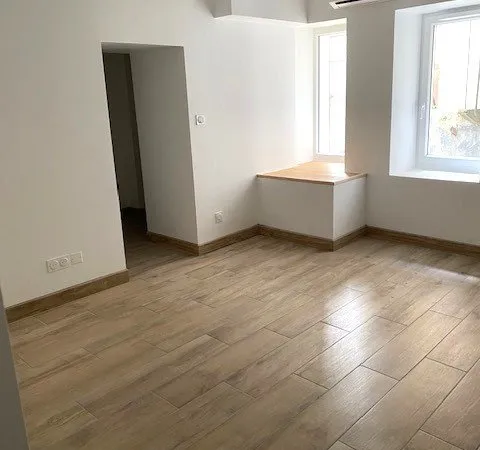 MONTLUCON - T1 RENOVE AVEC PETIT EXTERIEUR PROCHE HOPITAL I