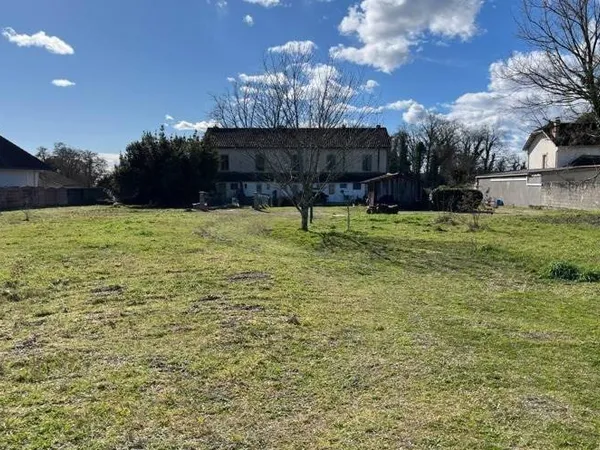 Terrain constructible 695 m²