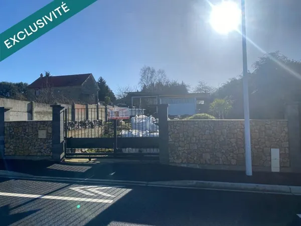 Terrain 256 m², constructible, centre bourg, St Pierre du Regard