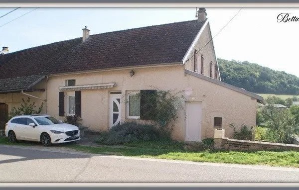 Maison en pierre rénovée avec dépendances et jardin clos
