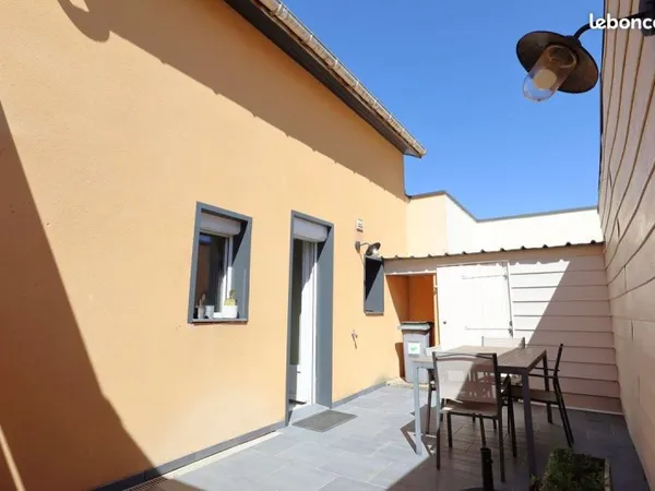 TOUTES commodités à PIED, maison en PIERRE offrant 84 m² habitables, 2 chambres