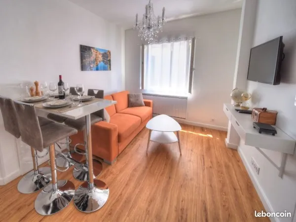 T2 rénové 28,4 m² - Dernier étage - Hyper-centre d'Annecy - Meublé, prêt à louer