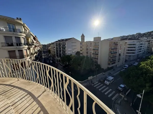 Libération - 100 m² en avant-dernier étage avec triple exposition et 3 terrasses